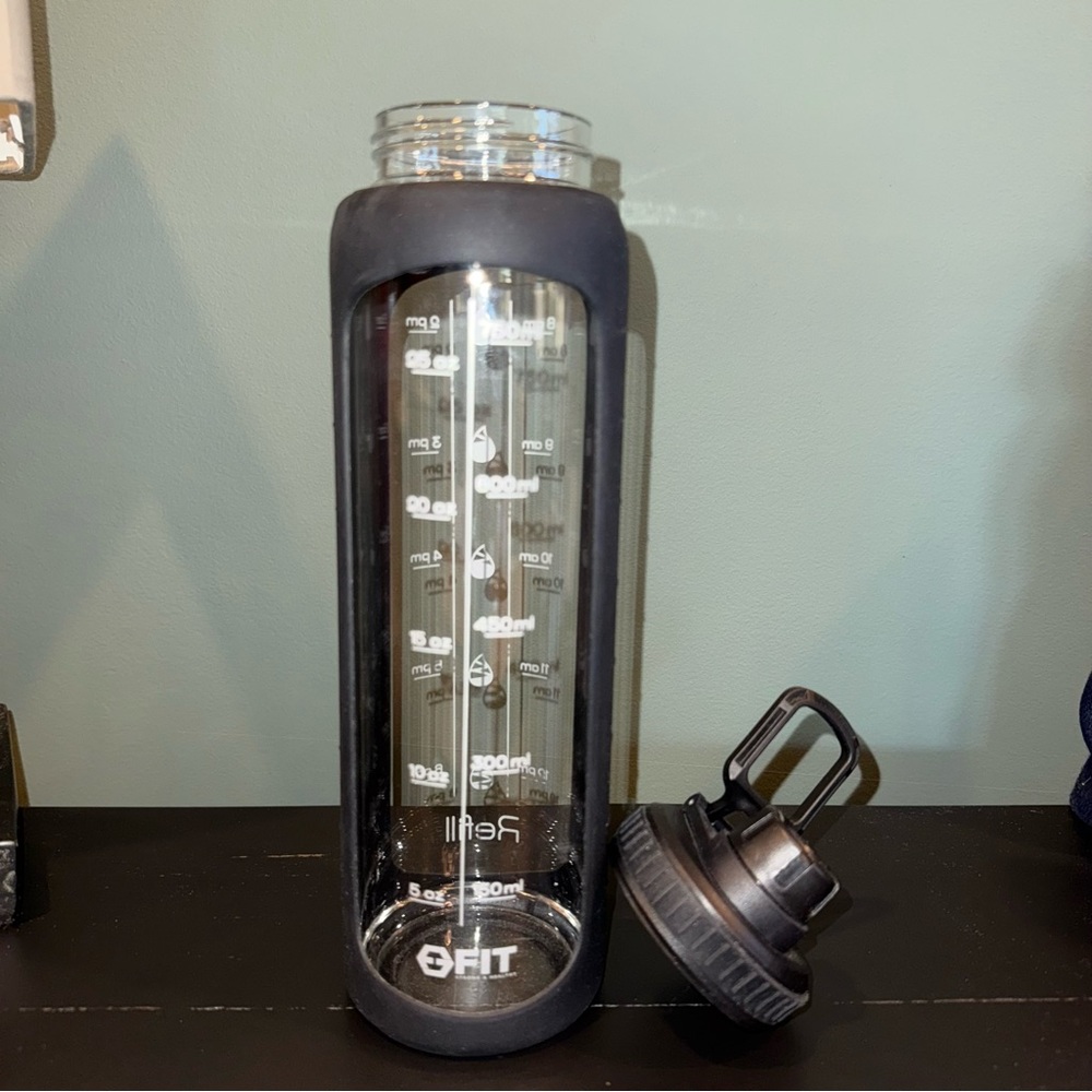 NWOT- FIT -32 oz Glass Water Bottle with 2 Lids, Time Marker, Silicone Sleeve - Picture 16 of 16